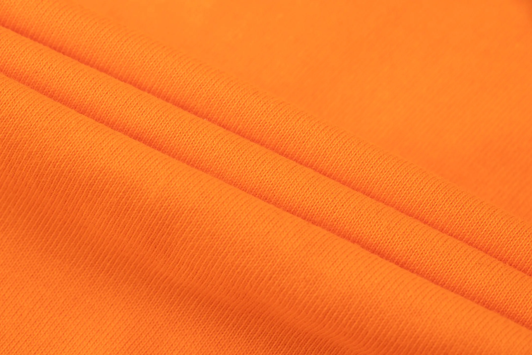 P126 Style number: 510 Ralph Lauren/Ralph Lauren 25ss new style pockets with pony embroidery on the hem, round neck short sleeves. The main logo on the neck has a QR code that can be scanned for verification. The detailed bear logo embroidery is all high-density and all made with imported Tajima machines, which distinguishes low-quality products on the market. 32 counts, 240g hydrophilic toner, 100% cotton fabric, comfortable and soft, highly breathable, focusing on high-end cost-effectiveness, needless to say good quality. Available in a variety of colors, both boys and girls can try this genderless style, giving them a yuppie tone in no time. Immerse yourself in your leisurely style, and have your own style in retro. Natural, vivid, and very French romantic feelings perfectly integrate the youthful atmosphere with the trend. The clever embellishment of the classic pony logo embroidery carries all the eye-catching points. Color: black, white, navy blue, orange Size: S-xL S Shoulder width 44 Bust 100 Sleeve length 22 Clothing length 68 M Shoulder width 46 Bust 104 Sleeve length 23 Clothing length 70 L Shoulder width 63 Bust 108 Sleeve length 24 Clothing length 72 xL Shoulder width 50 Bust 112 Sleeve length 25 Clothing length 74